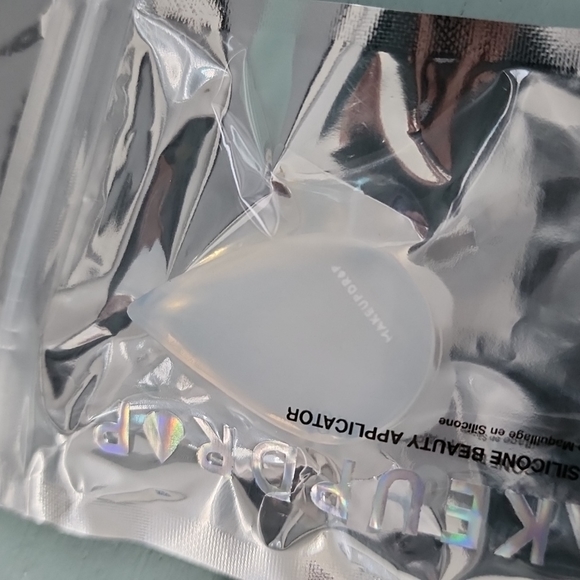 Makeup Drop Silicone Applicator - Picture 2 of 2